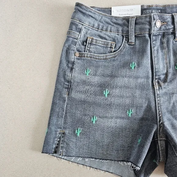 Judy Blue High Rise Embroidered Cactus Black Wash Denim Shorts Small NWT