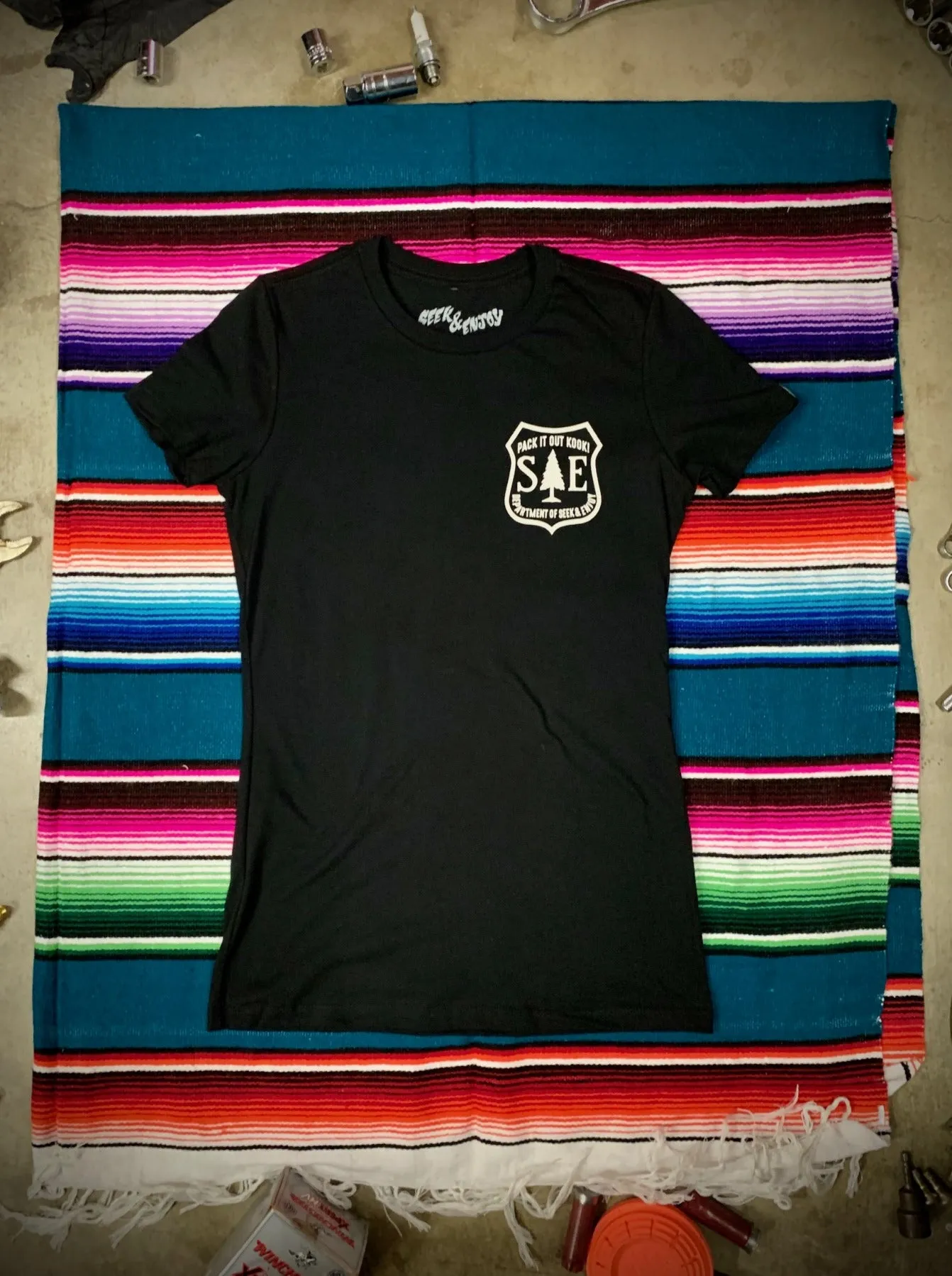 PACK IT OUT WOMENS TEE | BLACK