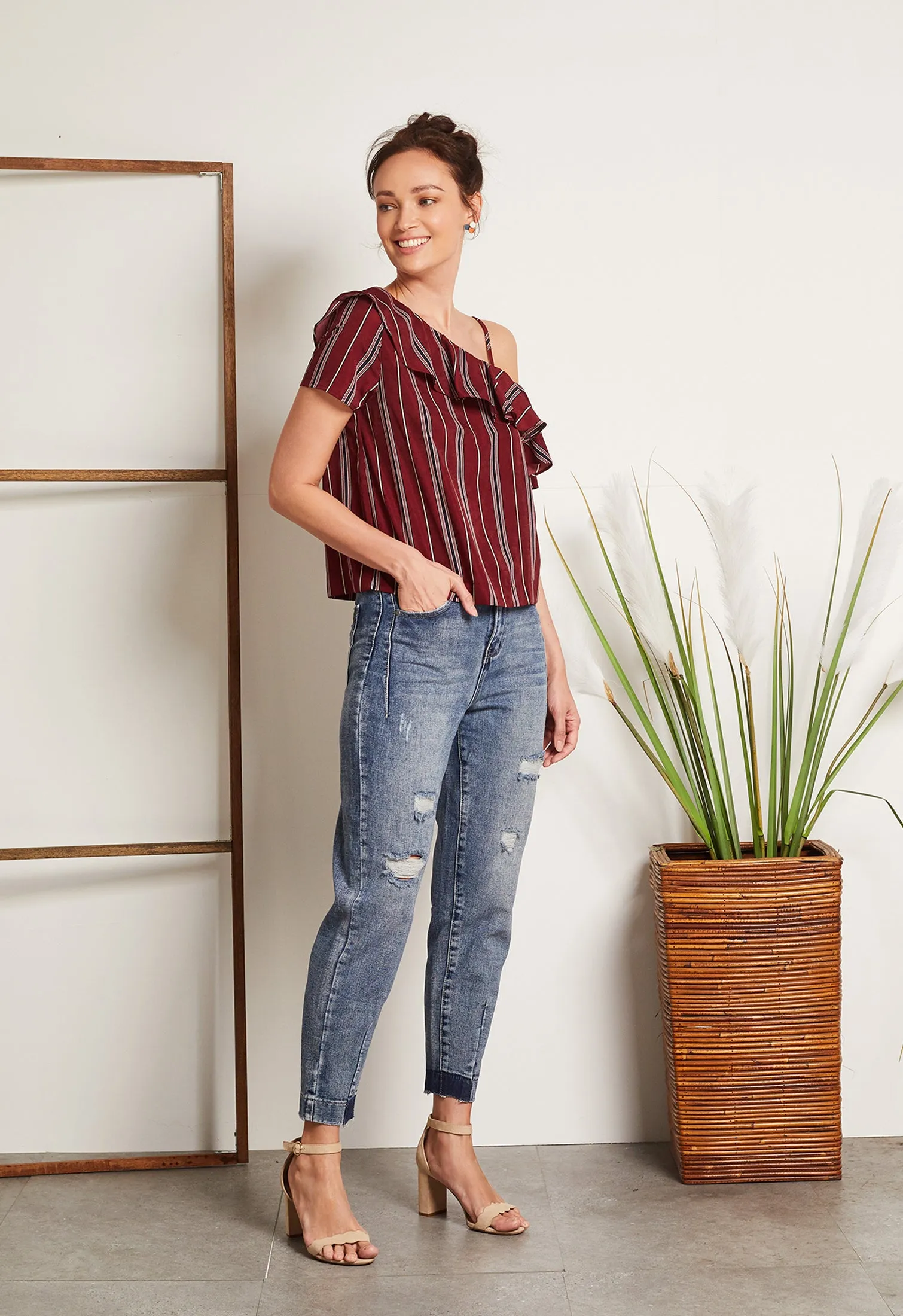 Ripped Stress Jeans Pants