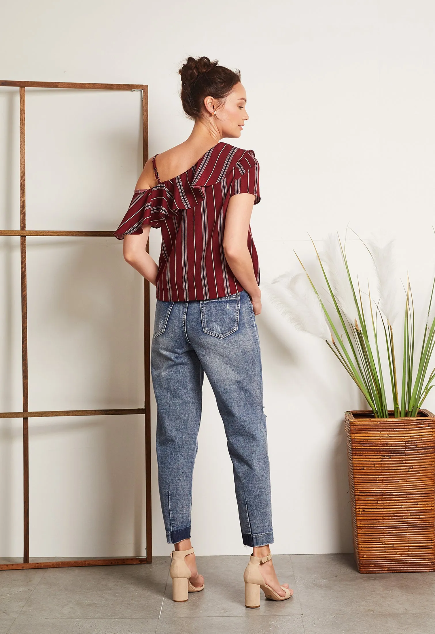 Ripped Stress Jeans Pants