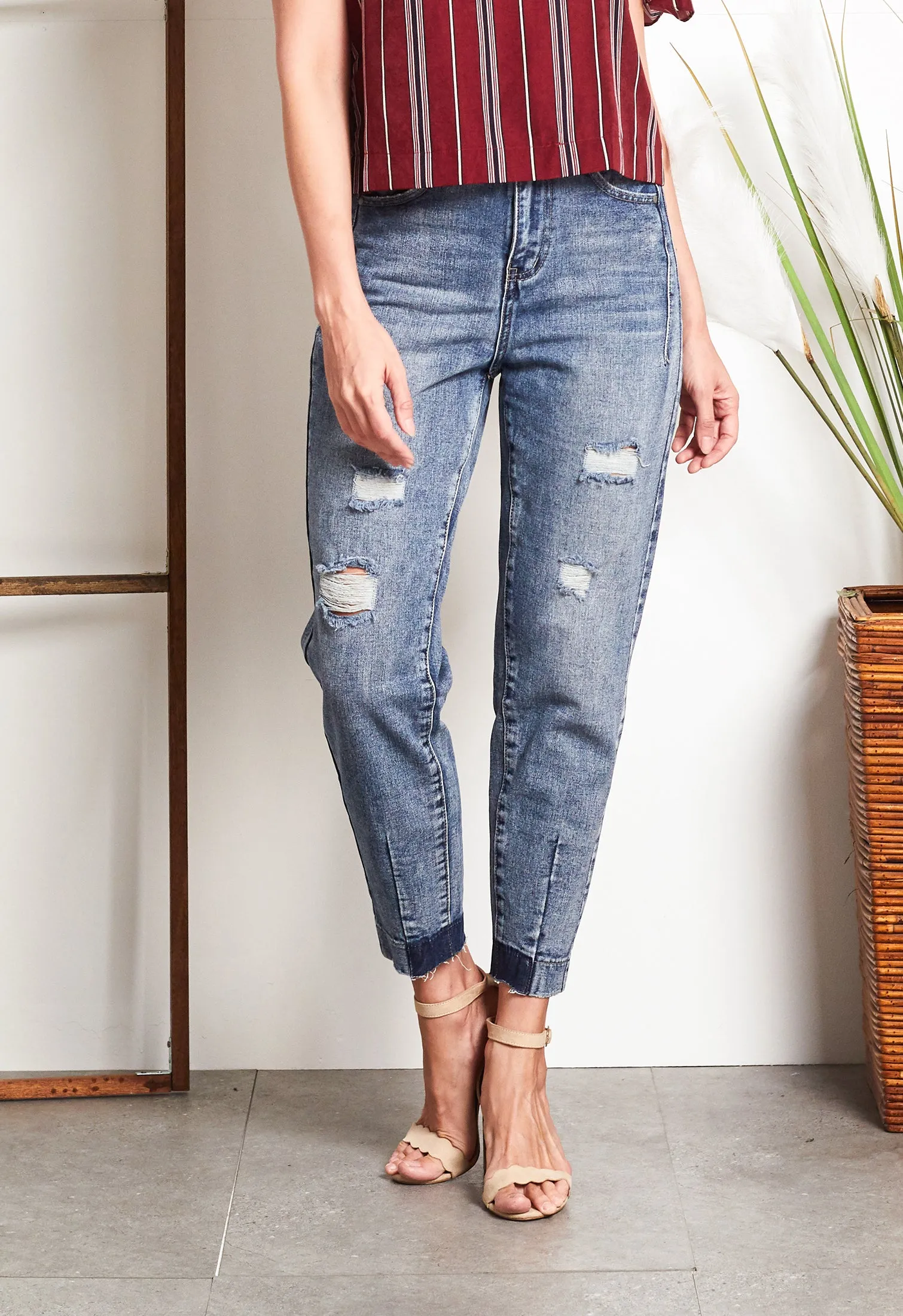 Ripped Stress Jeans Pants