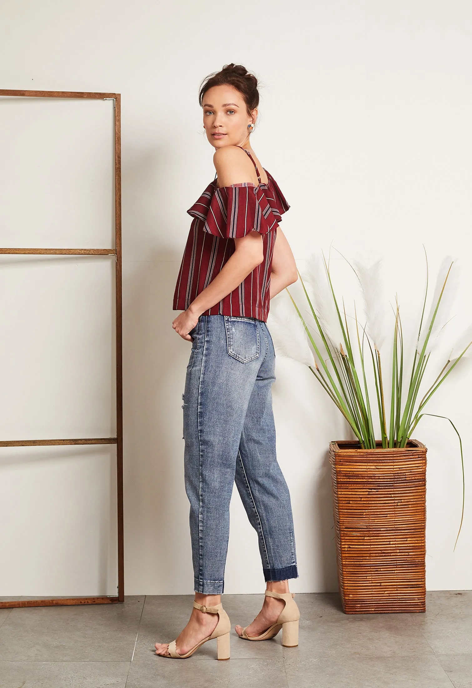 Ripped Stress Jeans Pants