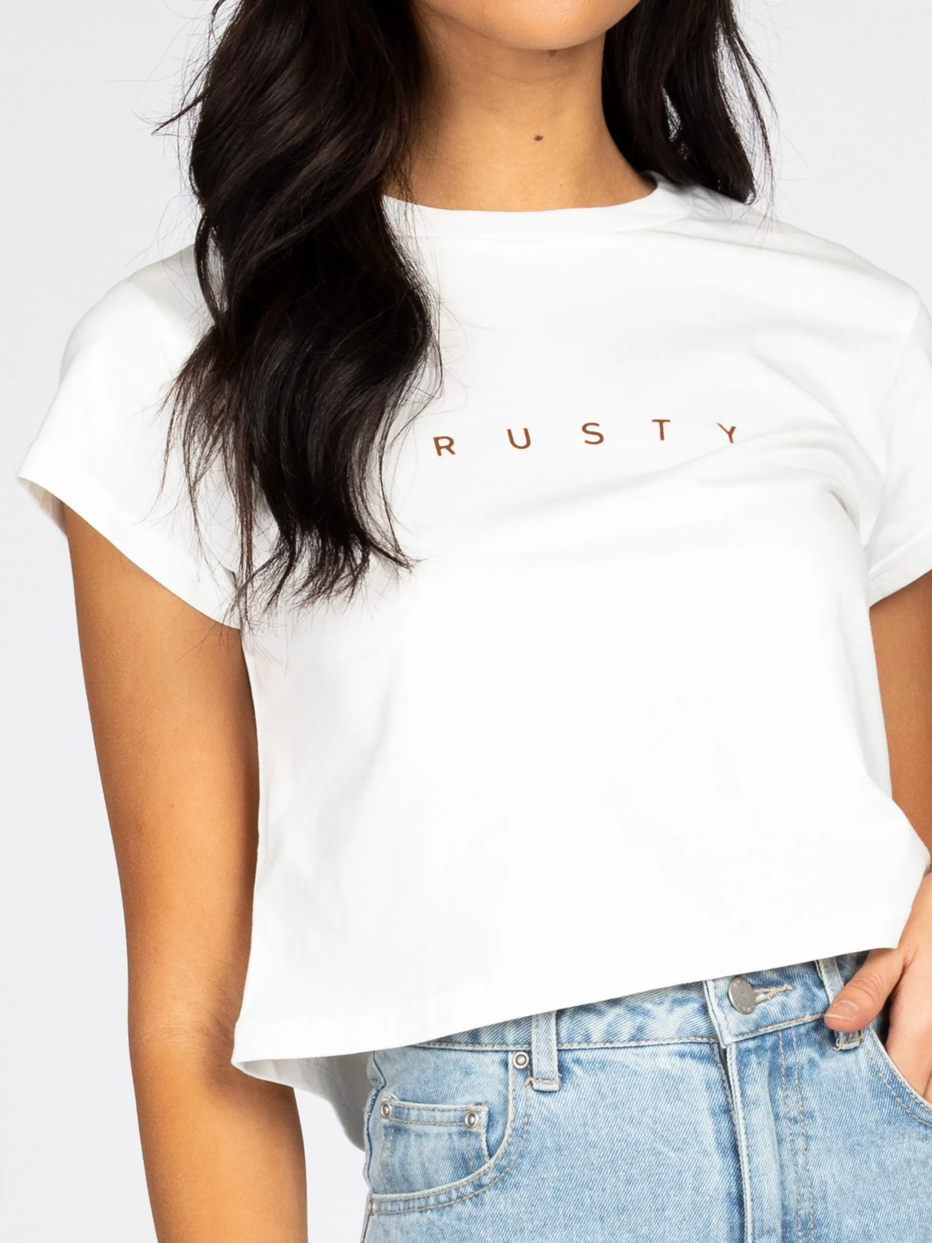 RUSTY ESSENTIALS CLASSIC SLIM CROP TEE