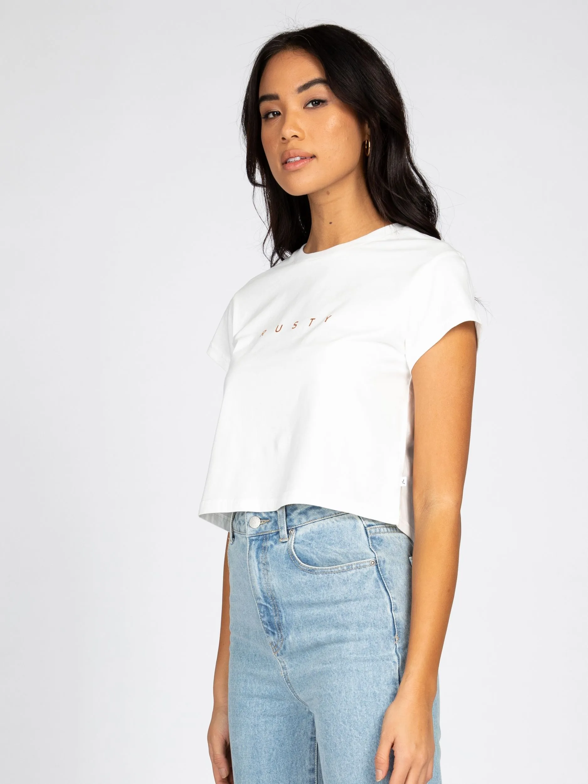 RUSTY ESSENTIALS CLASSIC SLIM CROP TEE