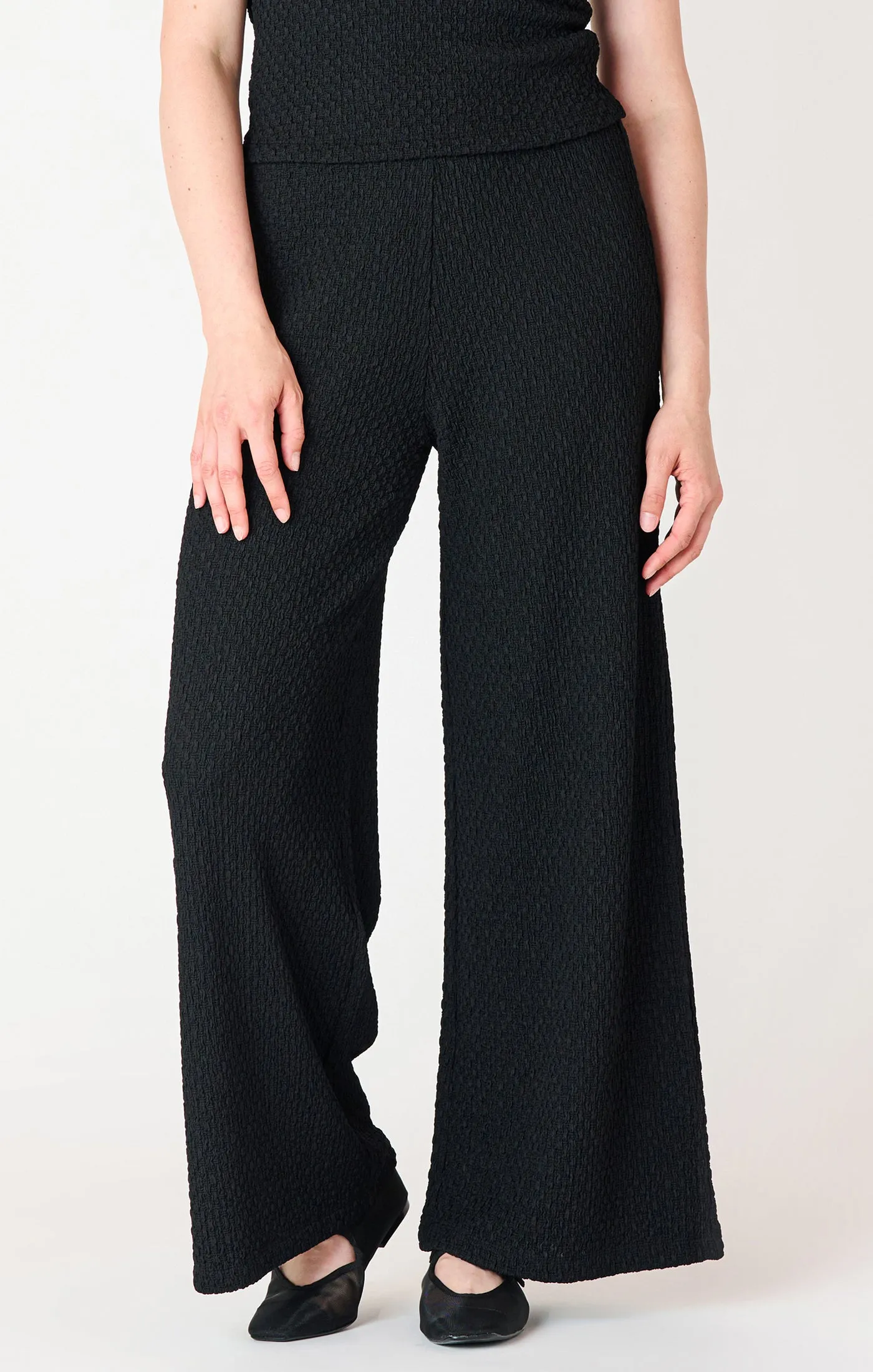 TEXTURED FLOWY WIDE LEG PANTS