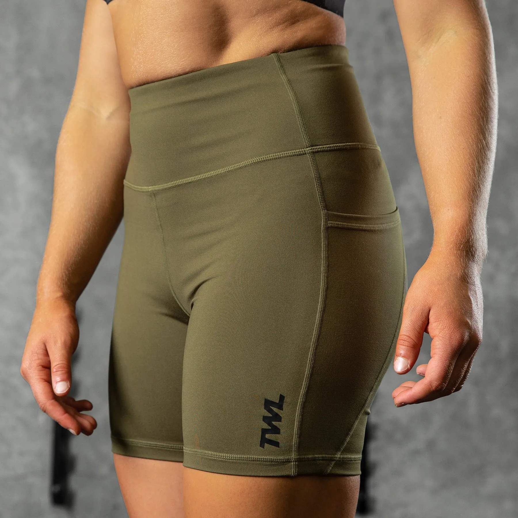 TWL - WOMEN'S ENERGY SHORTS MID LENGTH - UNIFORM GREEN