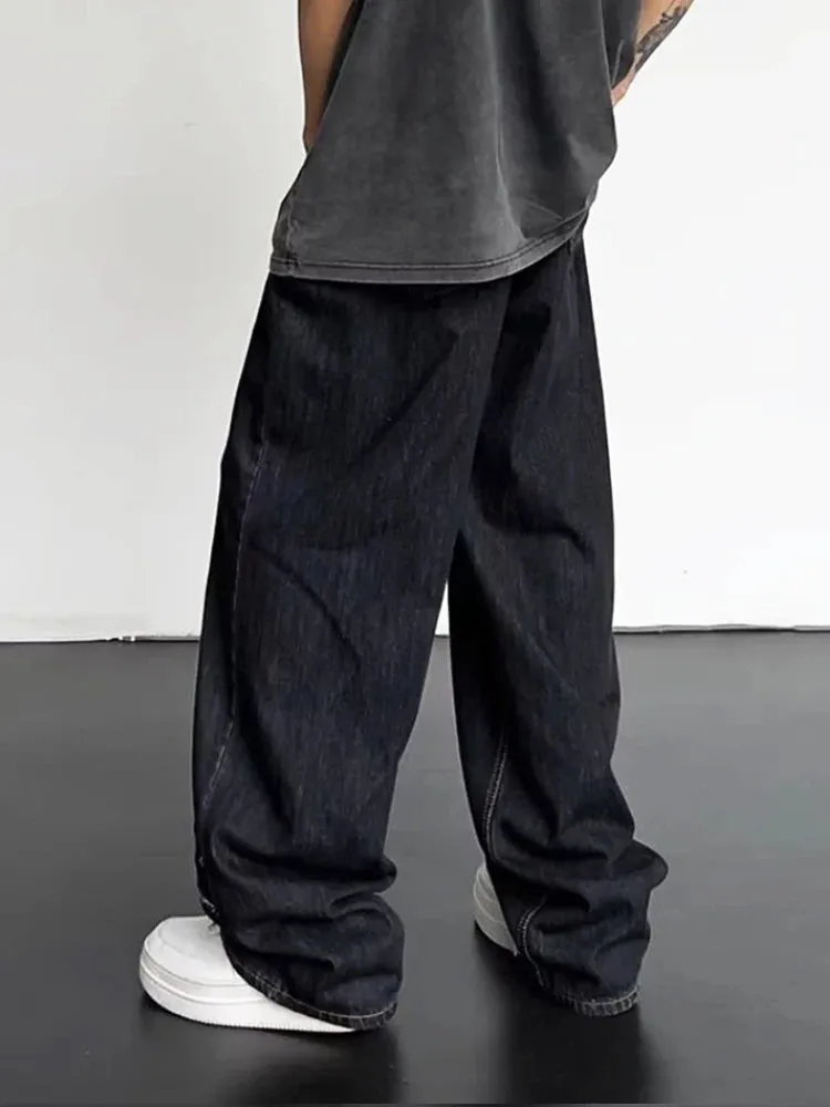 UrbanStyle Distressed Jeans: Mann in gestreiften weiten Hosenbeinen